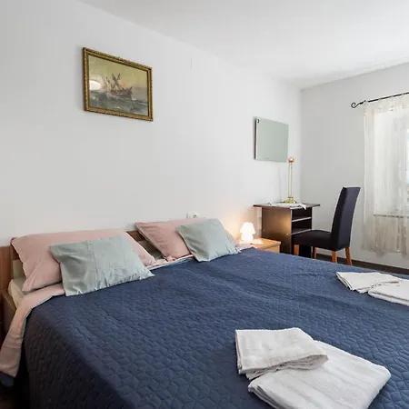3 Bedroom Awesome In Holiday home *