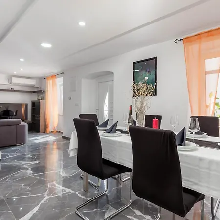 3 Bedroom Awesome In Holiday home